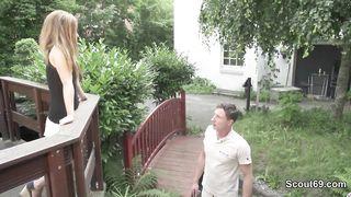 Auf dem Balkon wird die Blonde von hinten hart gepoppt