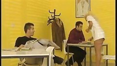 Blonde Pflegerin beendet die Spende mit intensiver Fürsorge