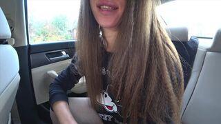 Enger Arsch der Teen wird im Taxi gefickt