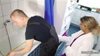 Wasserreparatur im Bad endet mit geilem Tittenbesamung.